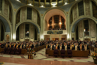 Священики та вірні зібрані у катедрі Непорочного Зачаття під час візиту Блаженнішого Святослава Шевчука та молитви за мир в Україні. (7 березня 2024).