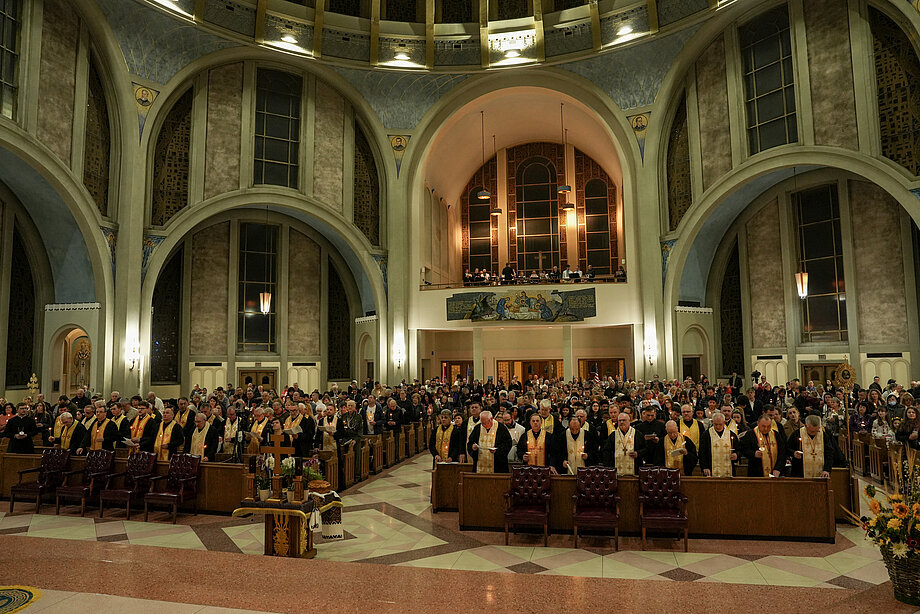 Священики та вірні зібрані у катедрі Непорочного Зачаття під час візиту Блаженнішого Святослава Шевчука та молитви за мир в Україні. (7 березня 2024).
