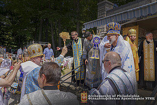 Владика Павло Хомницький благословляє вірних під час Успенської прощі у Слотсбургу, НЙ. (2022)