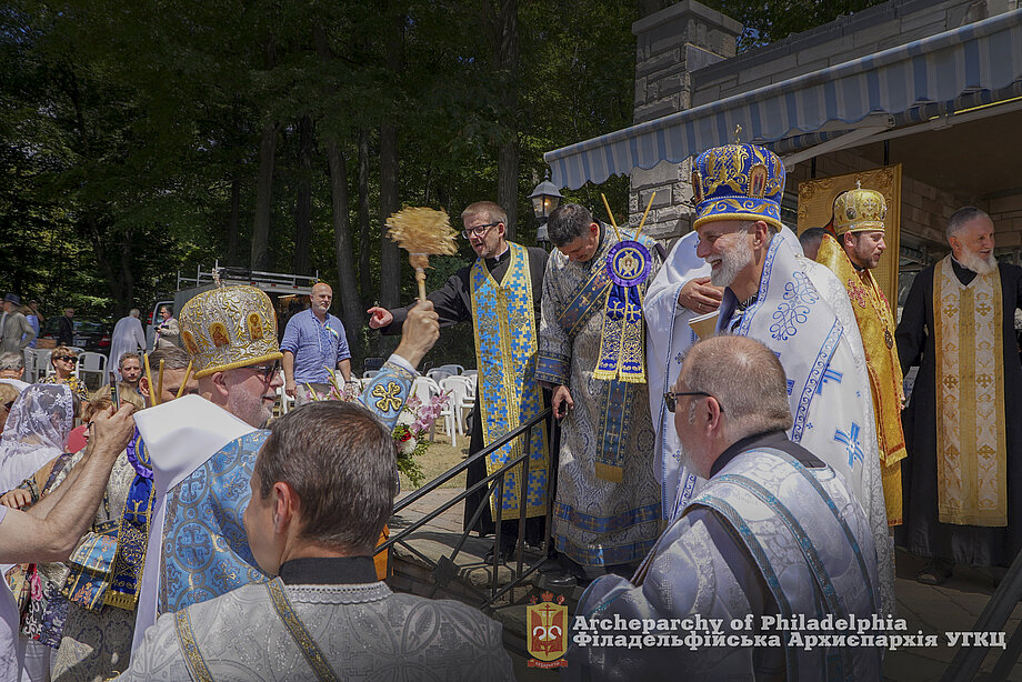 Владика Павло Хомницький благословляє вірних під час Успенської прощі у Слотсбургу, НЙ. (2022)