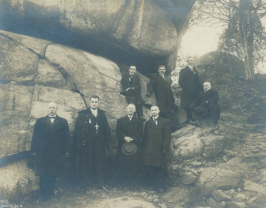 Єпископ Сотер Ортинський біля місця битви у Геттісбурзі біля Devil's Den, Па. (1910-ті)