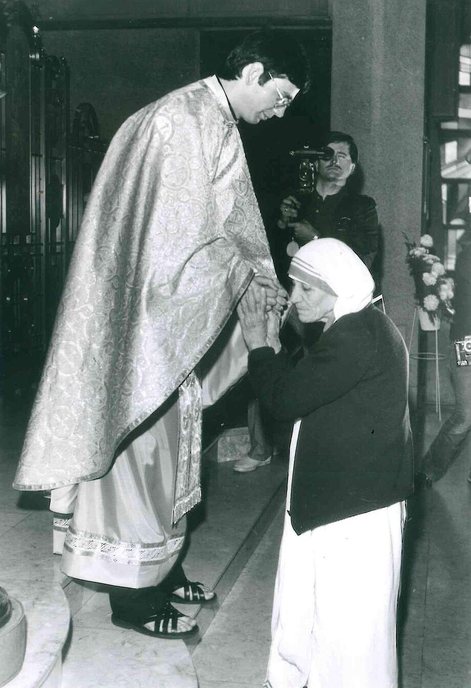 Отець Браян Колодейчук благословляє Мати Терезу після своїх священичих свячень на парафії св. Івана Хрестителя у Нью-арку, НДж (1985)