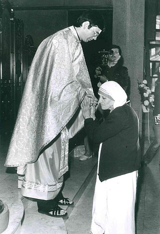 Отець Браян Колодейчук благословляє Мати Терезу після своїх священичих свячень на парафії св. Івана Хрестителя у Нью-арку, НДж (1985)