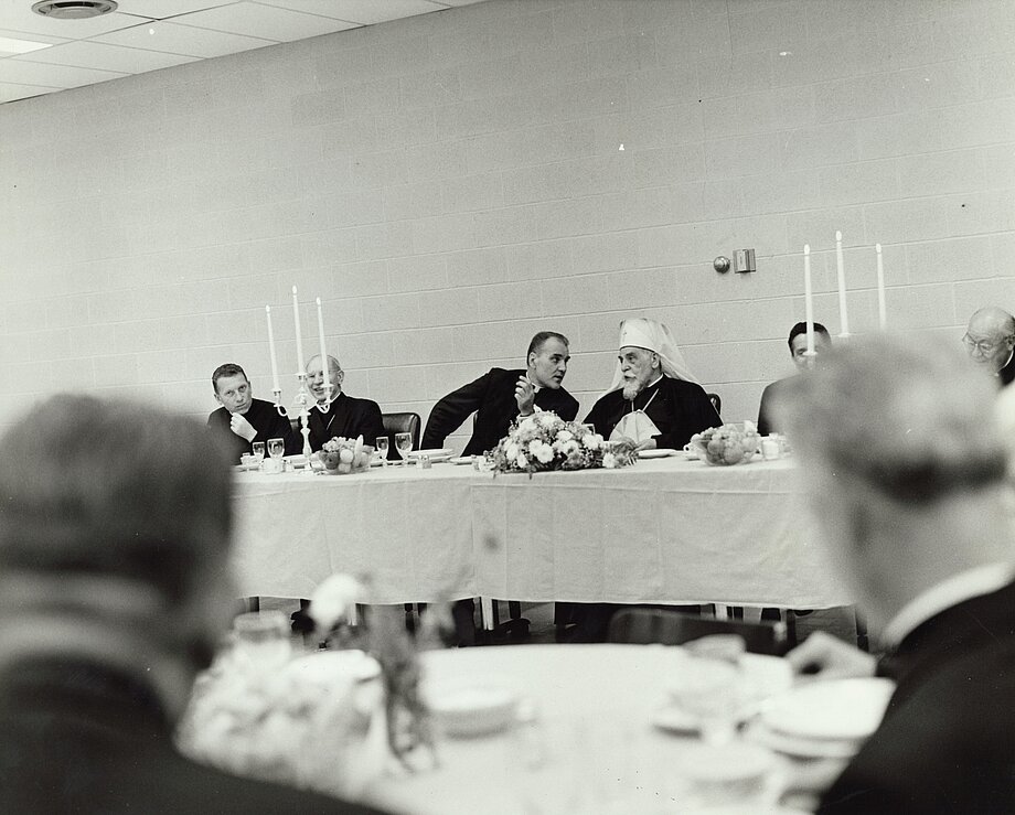 Візит патріарха Йосифа Сліпого. За столом о. Мирослав Марусин, владики Ніль Саварин, Йосиф Шмондюк, Ярослав Ґабро та шамбелян о. Іван Стах. (1968)