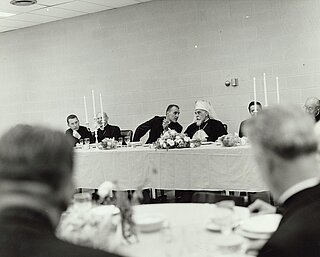 Візит патріарха Йосифа Сліпого. За столом о. Мирослав Марусин, владики Ніль Саварин, Йосиф Шмондюк, Ярослав Ґабро та шамбелян о. Іван Стах. (1968)