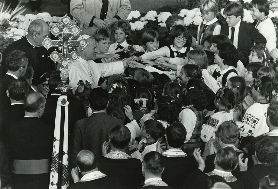 Папа Іван Павло ІІ благословляє дітей під час свого візиту до Української Катедри Непорочного зачаття у Філадельфії. (4 жовтня 1979)