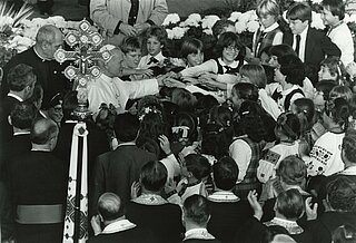 Папа Іван Павло ІІ благословляє дітей під час свого візиту до Української Катедри Непорочного зачаття у Філадельфії. (4 жовтня 1979)
