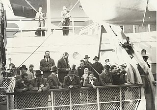 Перший корабель з 803 біженцями на борту входить у бухту Бостона, включаючи118 українських католиків. (19 листопада 1948)