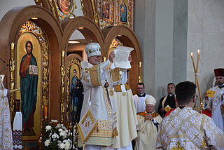 Митрополит Борис Ґудзяк демонструє папську буллу під час його інтронізації в катедрі Непорочного Зачаття (4 червня 2019)