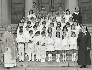 Перше святе Причастя на парафії Христа Царя . (Травень 1973)