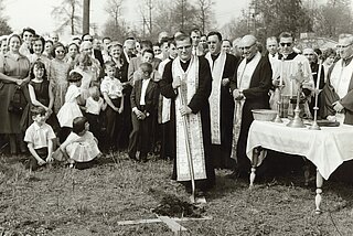 Благословення землі під будову нової церкви на парафії Святого Духа у Акроні, ОГ (14 квітня 1961)