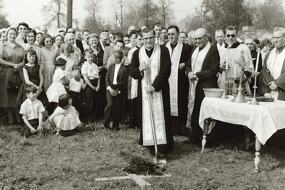 Благословення землі під будову нової церкви на парафії Святого Духа у Акроні, ОГ (14 квітня 1961)