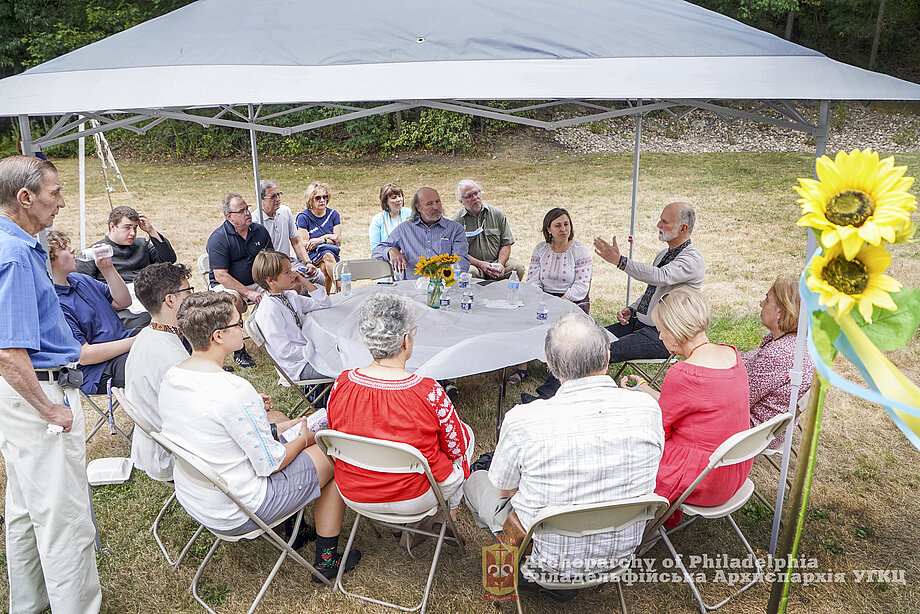 Митрополит Борис розмовляє з паломниками під час прощі до парафії Успіння Пресвятої Богородиці у Централії, ПА. (2022)