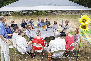 Митрополит Борис розмовляє з паломниками під час прощі до парафії Успіння Пресвятої Богородиці у Централії, ПА. (2022)