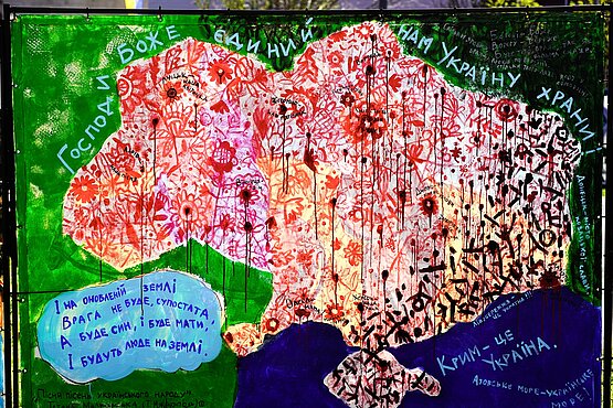 Ukrainian Community in Philadelphia Unveils 30-Meter Painting Reflecting War and Hope