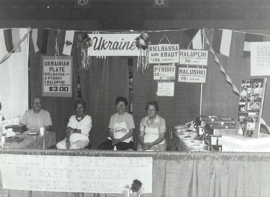 Карл Барон, Мері Догерті, Рут Зілінскі та Марія Кудлак з парафії Матері Божої Неустанної помочі у Віллінг, ЗВ на фестивалі Форт Генрі (1988)