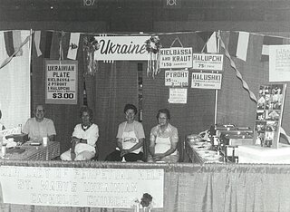 Карл Барон, Мері Догерті, Рут Зілінскі та Марія Кудлак з парафії Матері Божої Неустанної помочі у Віллінг, ЗВ на фестивалі Форт Генрі (1988)