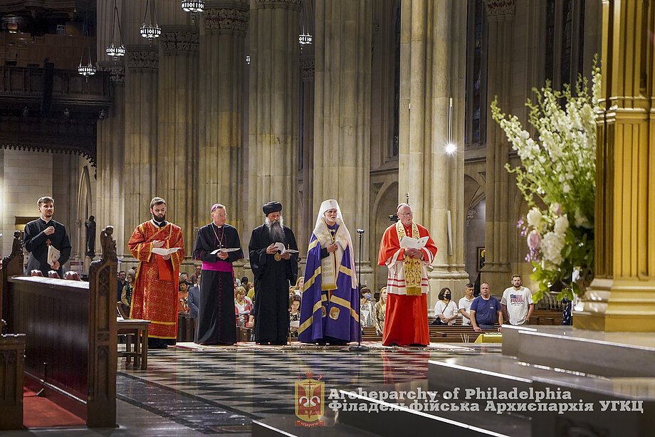 Архиєпископ Нью-Йорка кардинал Тімоті Долан, митрополит Борис Ґудзяк, коптський православний єпископ Давид, єпископ-помічник Нью-Йорка Едмунд Волен, диякон Андрій Рубель та о. Володимир Радько під час панахиди за жертв російського вторгнення в Україну у катедрі св. Патріка у Нью-Йорку. (11 червня 2022)