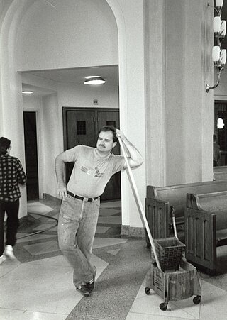 Пан Мирон Шеґда під час прибирання катедри Непорочного Зачаття у Філадельфії (Жовтень 1987)