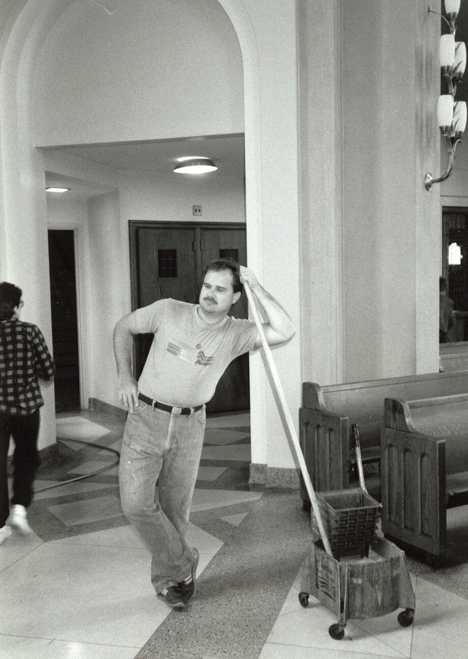 Пан Мирон Шеґда під час прибирання катедри Непорочного Зачаття у Філадельфії (Жовтень 1987)