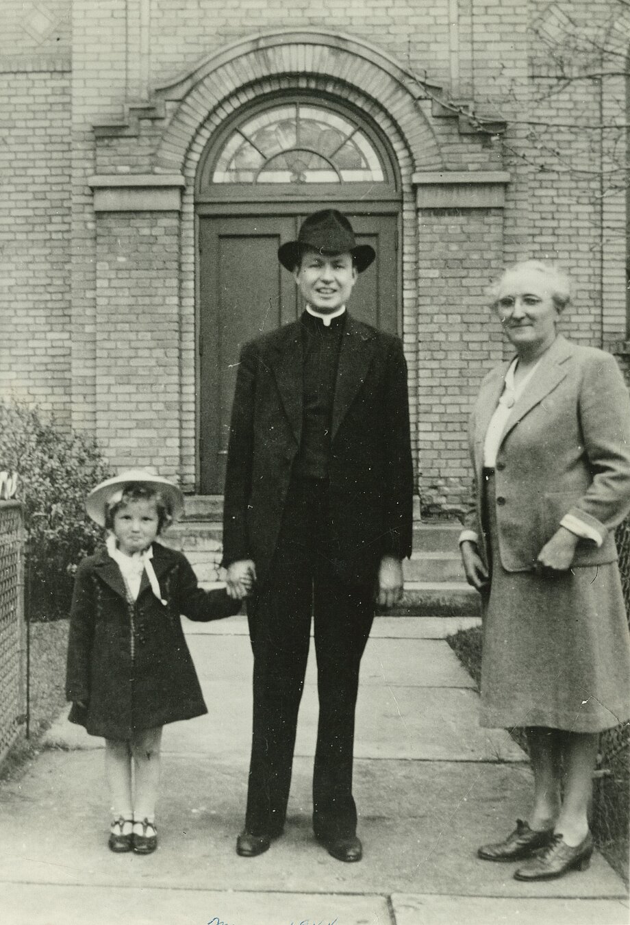 Отець Іван Стах на своїй першій парафії у Чісголм, Міннесота. (Травень 1944)