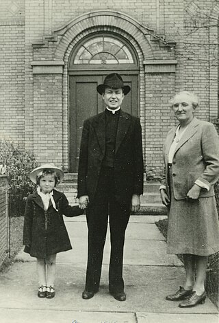 Отець Іван Стах на своїй першій парафії у Чісголм, Міннесота. (Травень 1944)