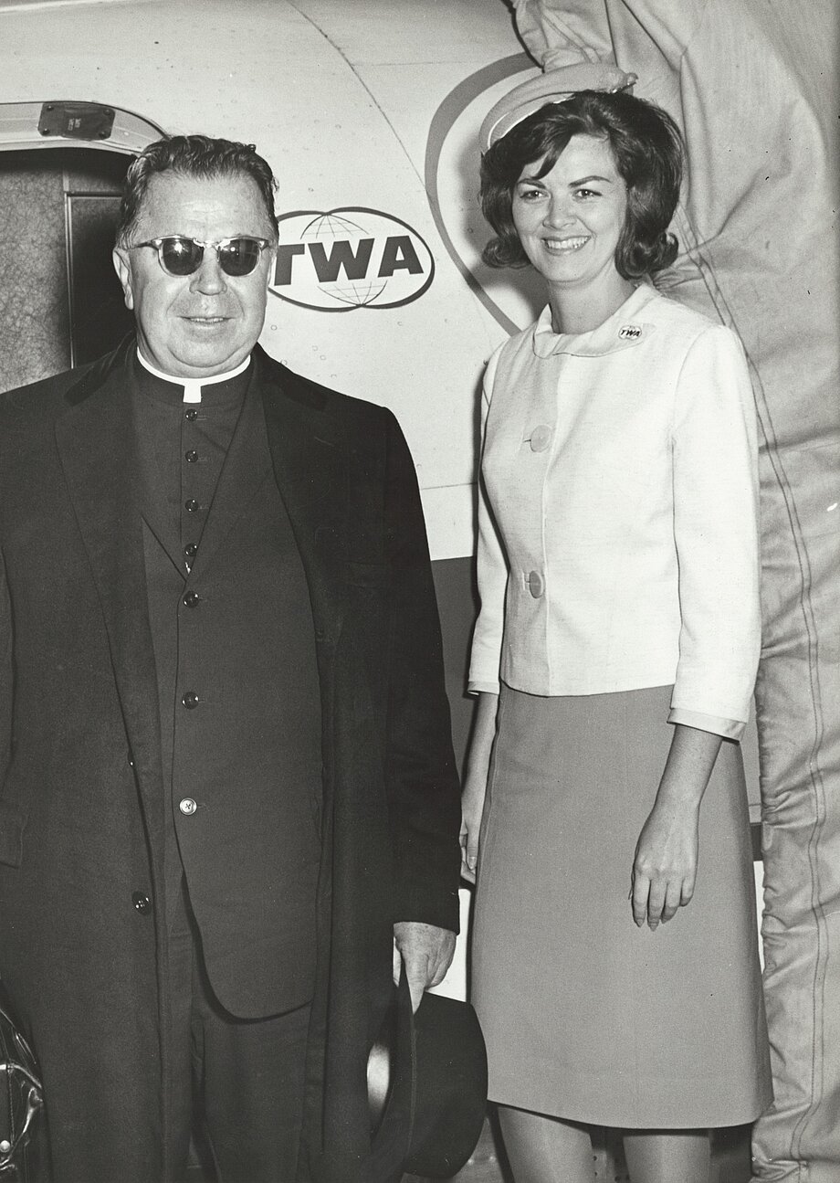 Владика Амброзій Сенишин у аеропорту Кеннеді у Нью-Йорку на шляху до Риму на Другий Ватиканський Собор (1962)