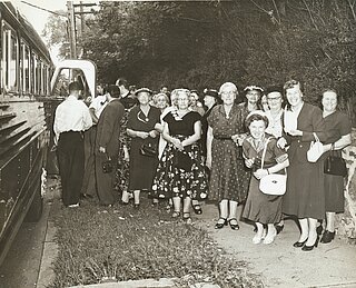Прочани біля автобуса під час святкування 1000-ліття хрещення Княгині Ольги у Стемфорді, КТ. (5 вересня 1955)
