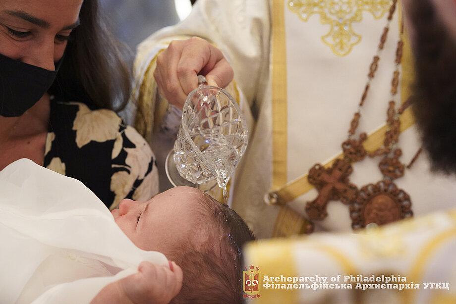 Таїнство хрещення під час візитації митрополита Бориса Ґудзяка до парафії св. Петра і Павла у Бриджпорті, ПА (2022)