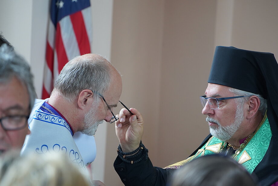 Владика Браян Байда з Торонто мирyє митрополита Бориса Ґудзяка у церкві Царя Христа у Філадельфії. (19 травня 2024 )