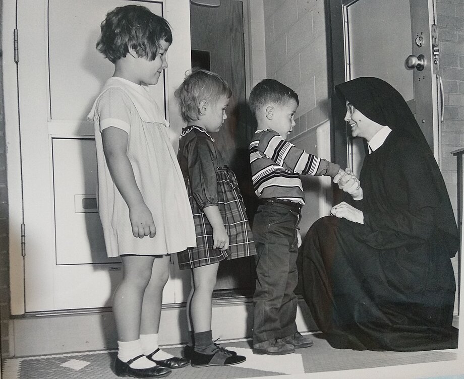 Сестра Василія зі згромадження Сестер Місіонерок Божої Матері вітає дітей у садочку Дитятка Ісуса в Філадельфії. (Вересень 1966)