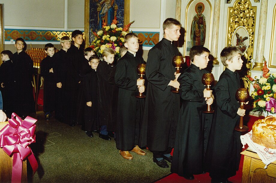 Вівтарники у церкві Святого Духа у Честері, ПА під час літургії з поставленням у шамбеляни о. Івана Бури (2001)