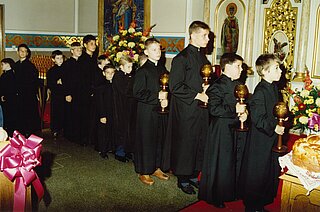 Вівтарники у церкві Святого Духа у Честері, ПА під час літургії з поставленням у шамбеляни о. Івана Бури (2001)