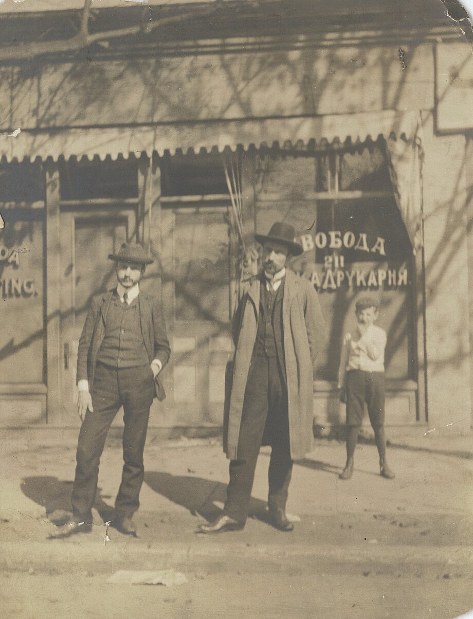 Професор Андрій Камінський і співробітник газети Свобода Зигмонд Білинський стоять перед редакцією газети у Скрентоні, Па. (1900-ті)