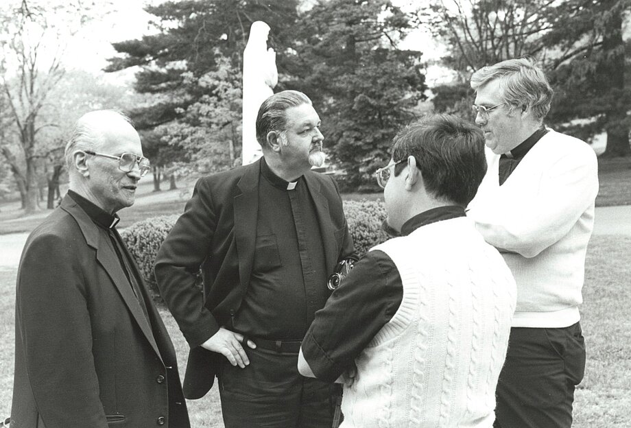 Владика Василь Лостен з владикою Михайлом Дудіком з єпархії в Пассейку та отцем Річардом Семінаком у Стемфорді, КТ. (Пізні 1980-ті)