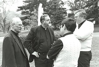 Владика Василь Лостен з владикою Михайлом Дудіком з єпархії в Пассейку та отцем Річардом Семінаком у Стемфорді, КТ. (Пізні 1980-ті)