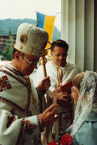 Візит владики Роберта Москаля до парафії св. Івана Хрестителя у Джонставні, ПА. Його вітають о. Іван Ставінський та Ніколь Брильскі (14 липня 1985)