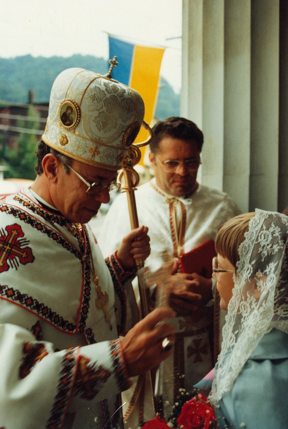 Візит владики Роберта Москаля до парафії св. Івана Хрестителя у Джонставні, ПА. Його вітають о. Іван Ставінський та Ніколь Брильскі (14 липня 1985)