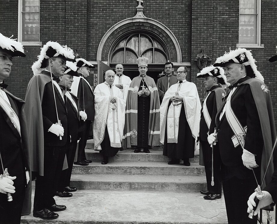 Владика Ярослав Ґабро під час візитації парафії Різдва Пресвятої Богородиці в Чикаго (Вересень 1966)