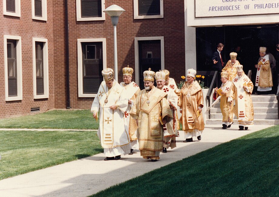 Єпископи йдуть процесією до катедри Непорочного Зачаття перед єпископською хіротонією владики Михайла Кучмяка, ЧНІ (27 квітня 1988)