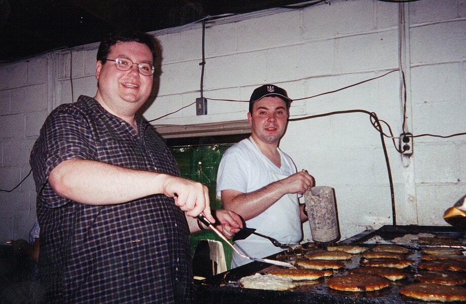 Отці Роберт Гітченс та Петро Зварич готують на кухні під час Дня Семінарії у Майнерсвілі, ПА (Ранні 2000)