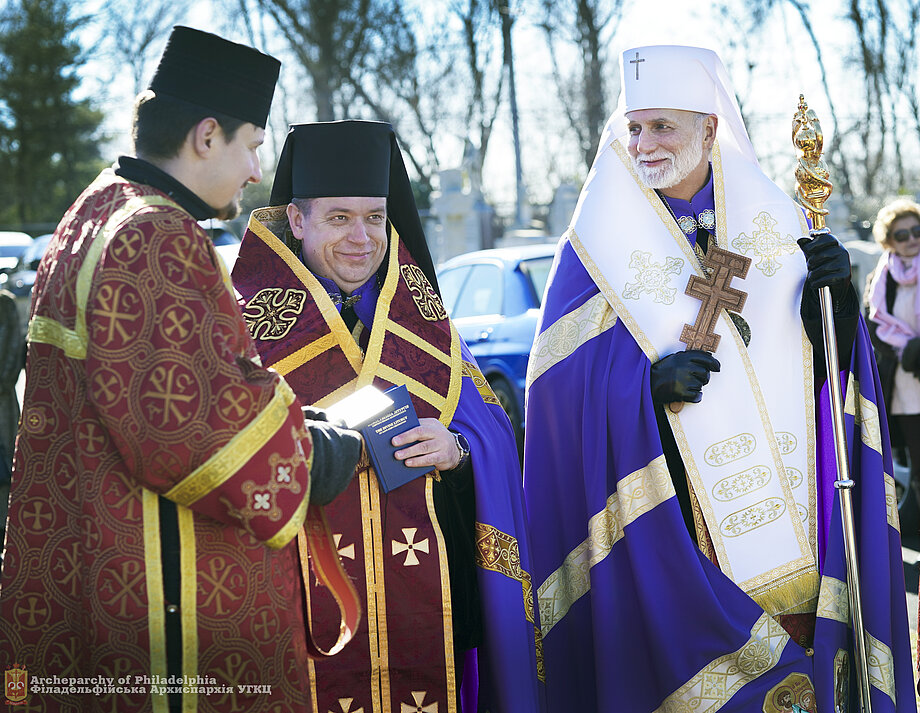 Владика Андрій Рабій та митрополит Борис Ґудзяк під час молитви на День Злуки на цвинтарі св. Марії у Фокс Чейс (22 січня 2022)